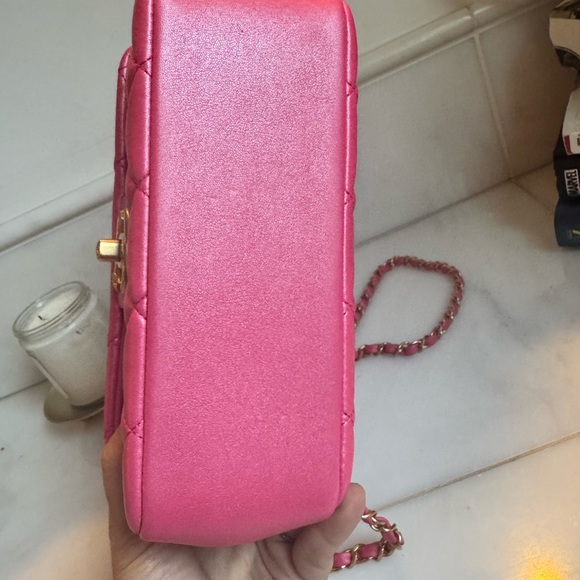 CHANEL Metallic Quilted Shoulder Bag with pearl handle detail - Picture 3 of 7